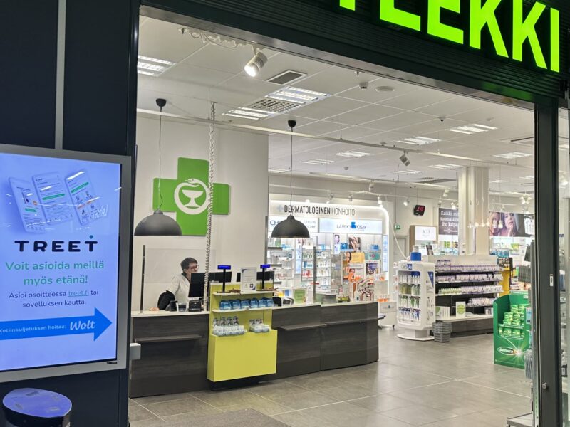 Ikkunanäyttö apteekin näyteikkunassa