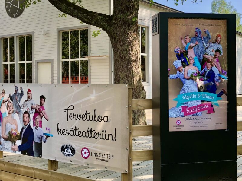 Ulkonäyttötoteemi kesäteatterin pihalla