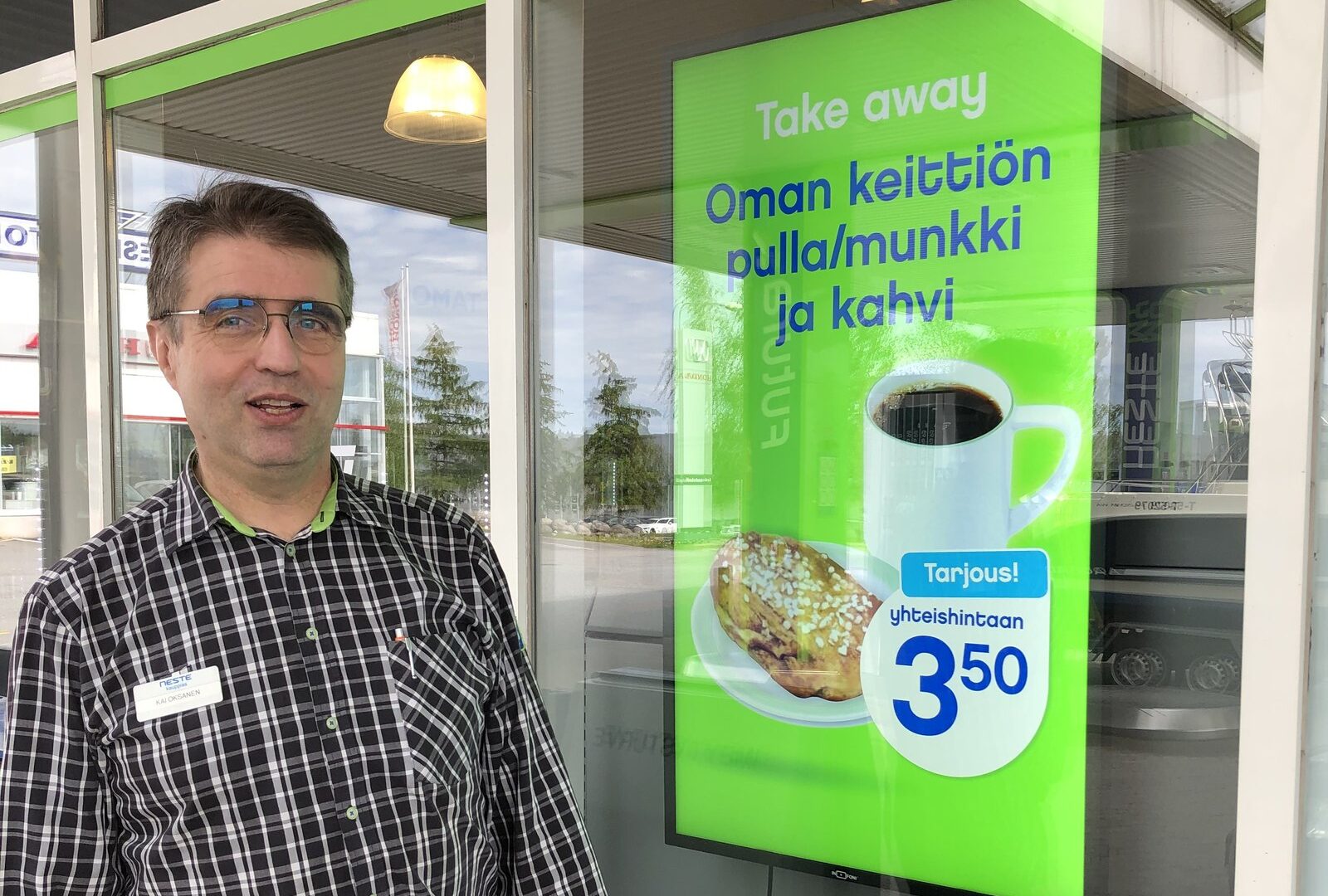 Ikkunanäyttö Neste Vesilaitoksentien myymälässä