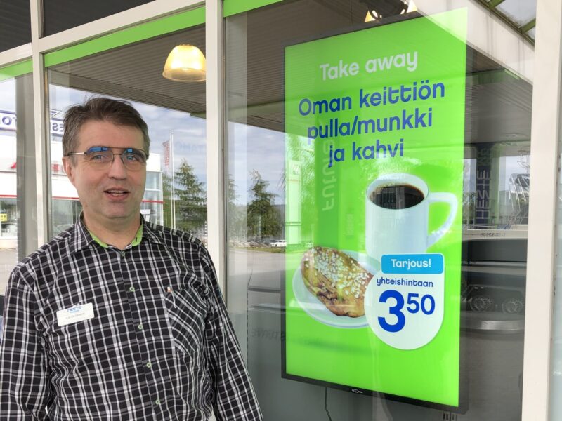 Ikkunanäyttö Neste Vesilaitoksentien myymälässä