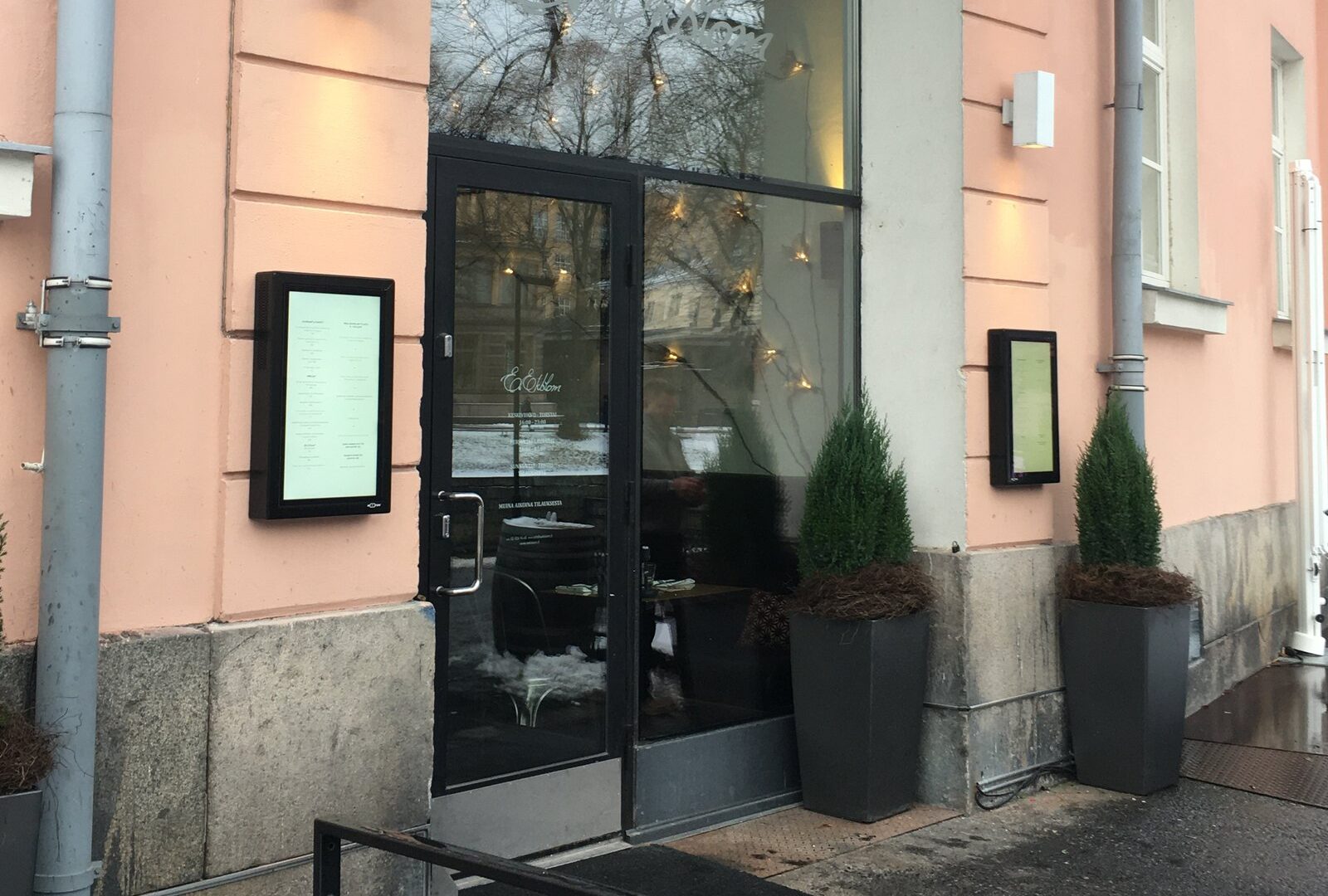 Menunäyttö ravintola E. Ekblomin sisäänkäynnillä – VoiVeljet