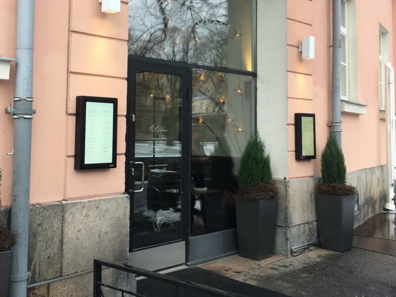Menunäyttö ravintola E. Ekblomin sisäänkäynnillä – VoiVeljet