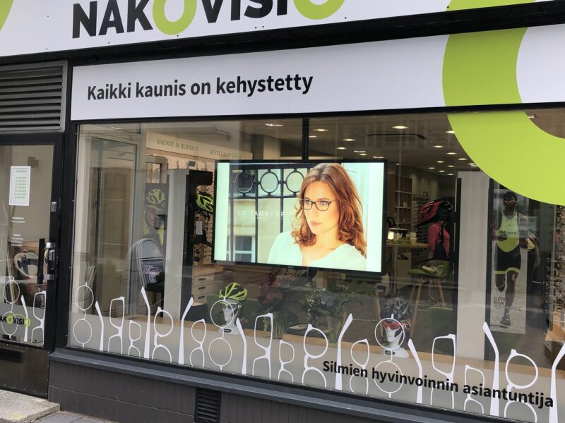 Ikkunanäyttö optikkoliikkeen näyteikkunassa – Näkövisio