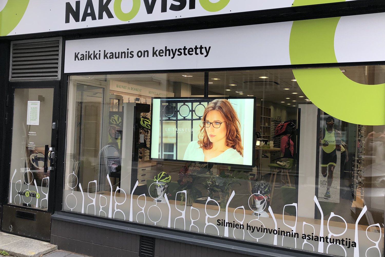 Ikkunanäyttö optikkoliikkeen näyteikkunassa – Näkövisio