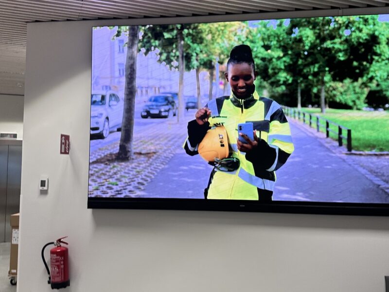LG LED-seinä toimiston aulassa