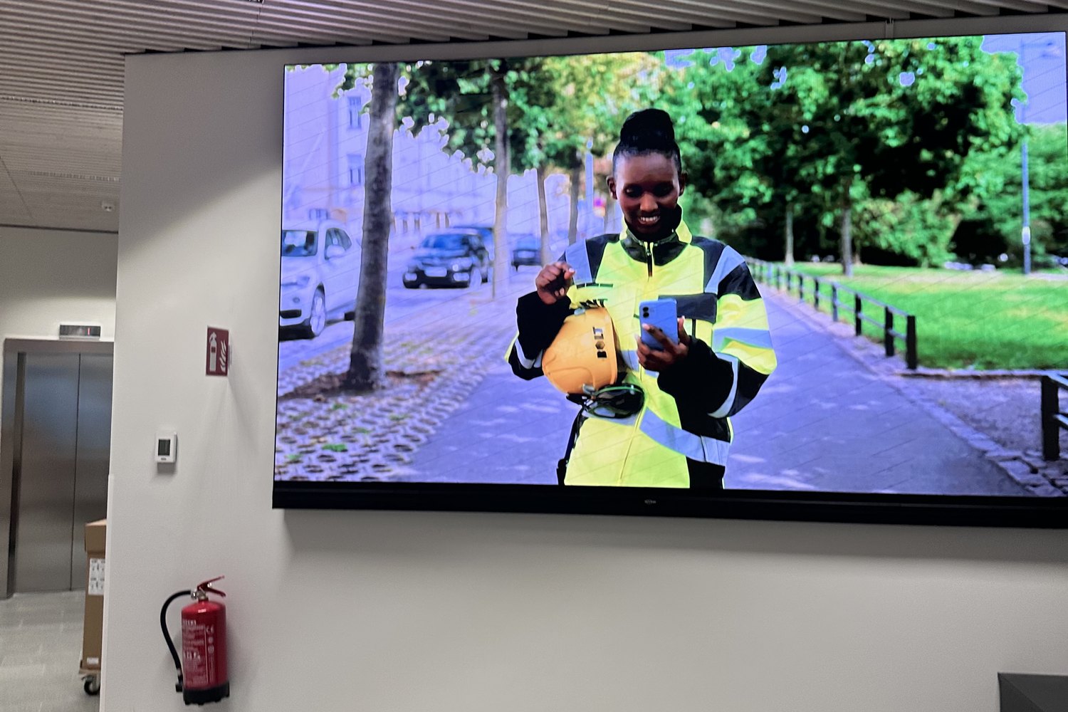 LG LED-seinä toimiston aulassa