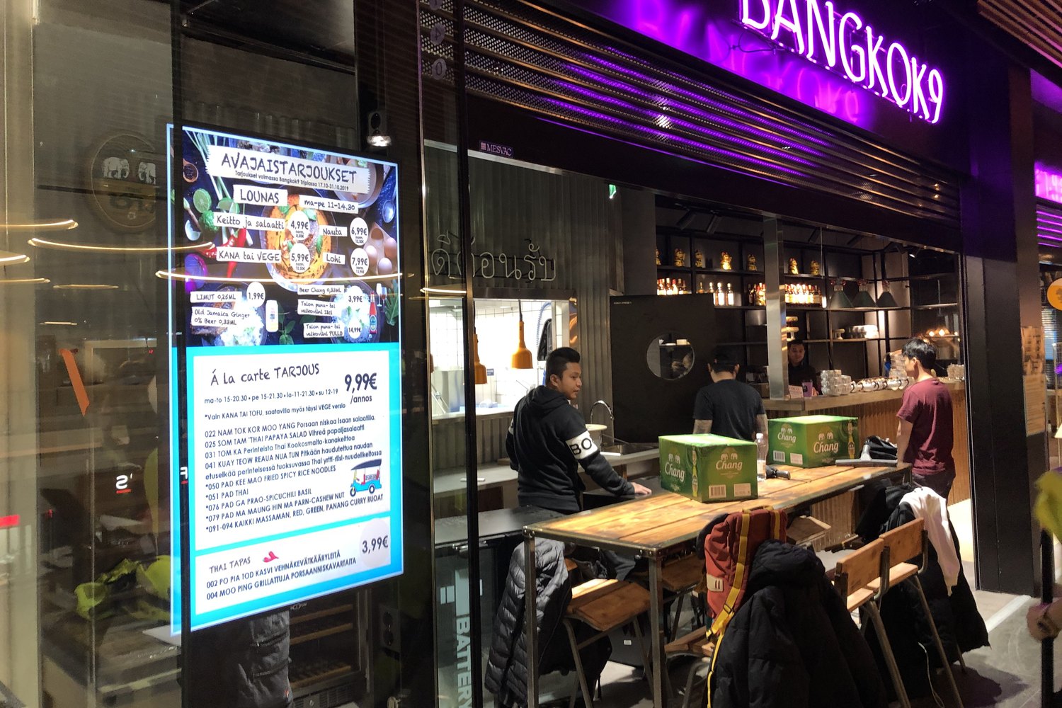 Sisänäyttö ravintolan menutauluna – Bangkok9